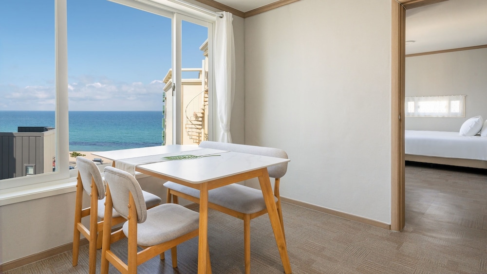 Basic Room, 1 Bedroom (Room 401 (Ocean View / Netflix)) photo 2