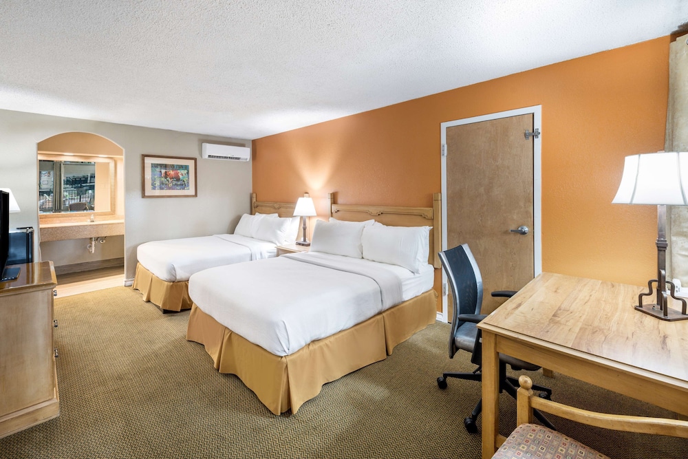 Standard Room, 2 Double Beds, Non Smoking - Photo 2