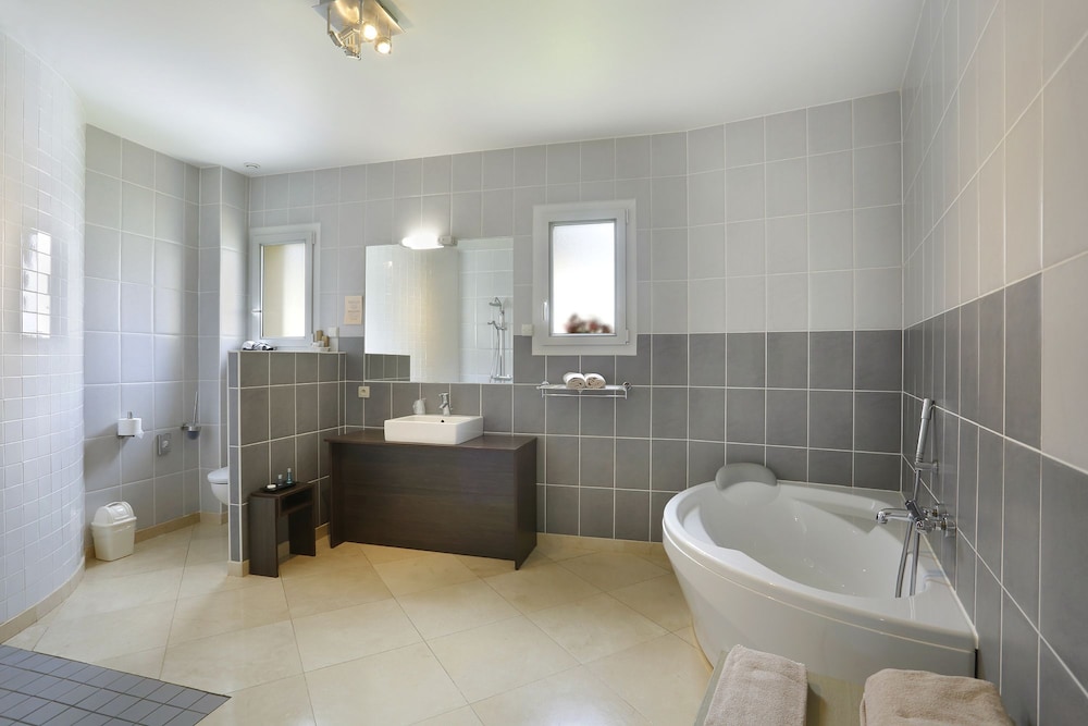 Family Room, Bathtub photo 3