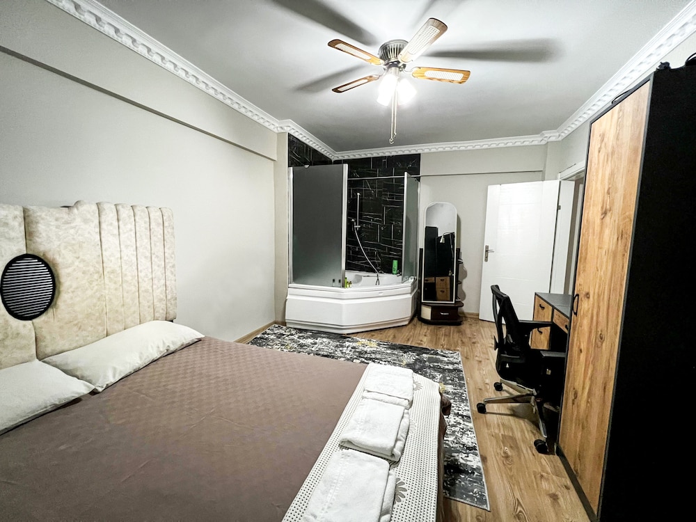 Business Apartment, 1 King Bed, Jetted Tub, Garden View photo 2