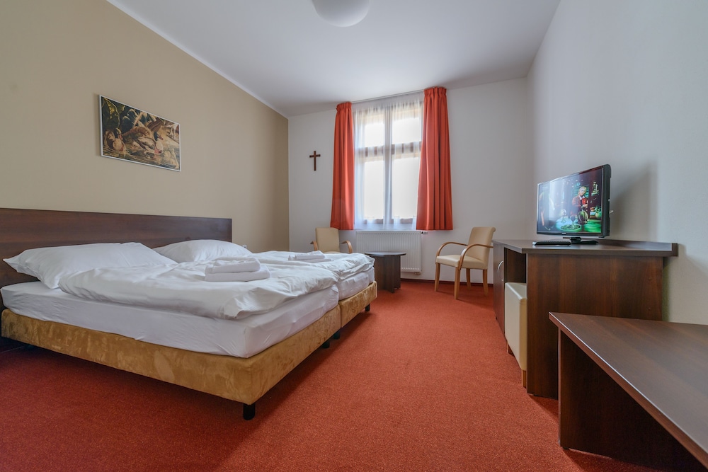 Standard Double Room (No Extra Bed) photo 2