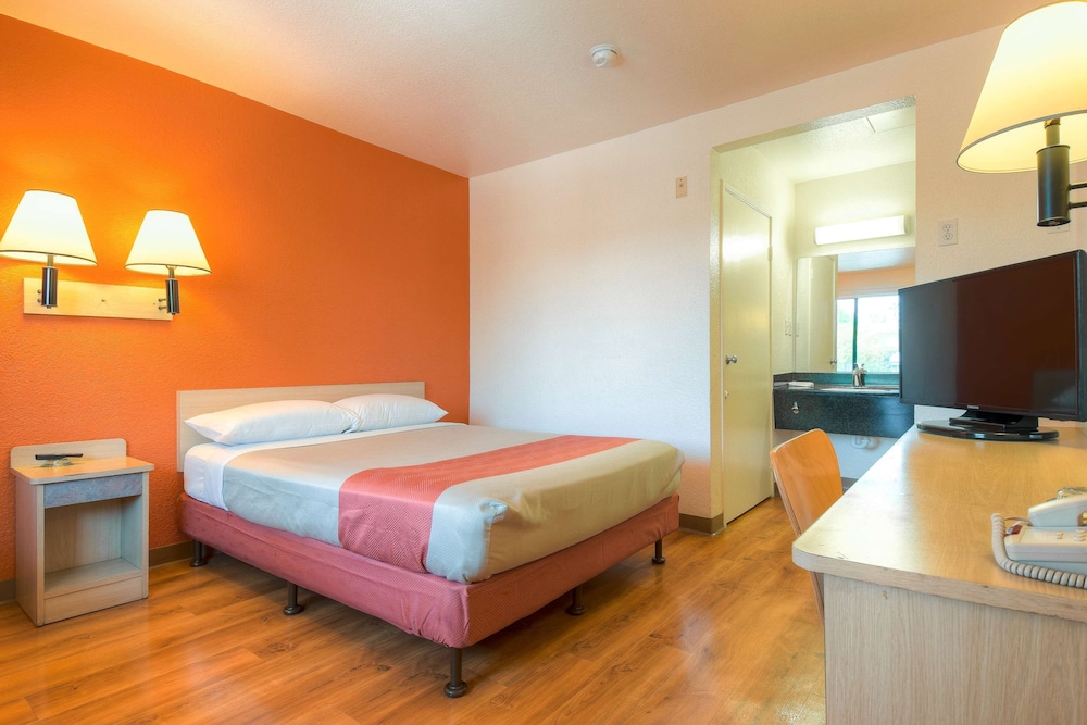 Deluxe Room, 1 Queen Bed, Accessible, Non Smoking