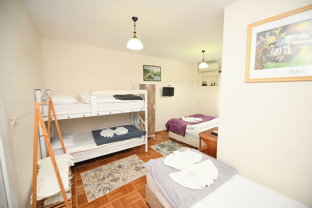 Basic Quadruple Room photo 1