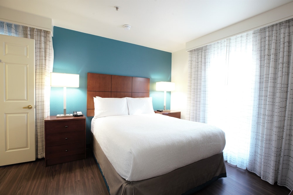 Suite, 2 Bedrooms - Photo 3