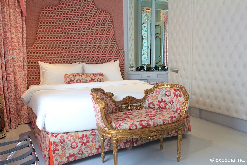 Deluxe Room (Natalie)