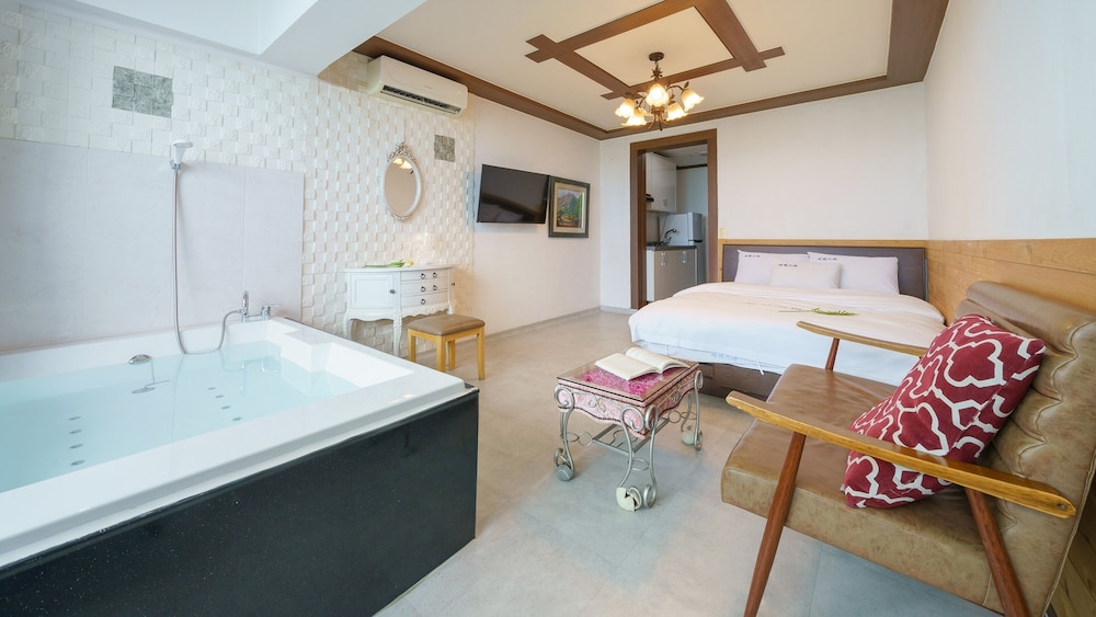 Basic Room, 1 Bedroom (105 Violet) - Photo 6