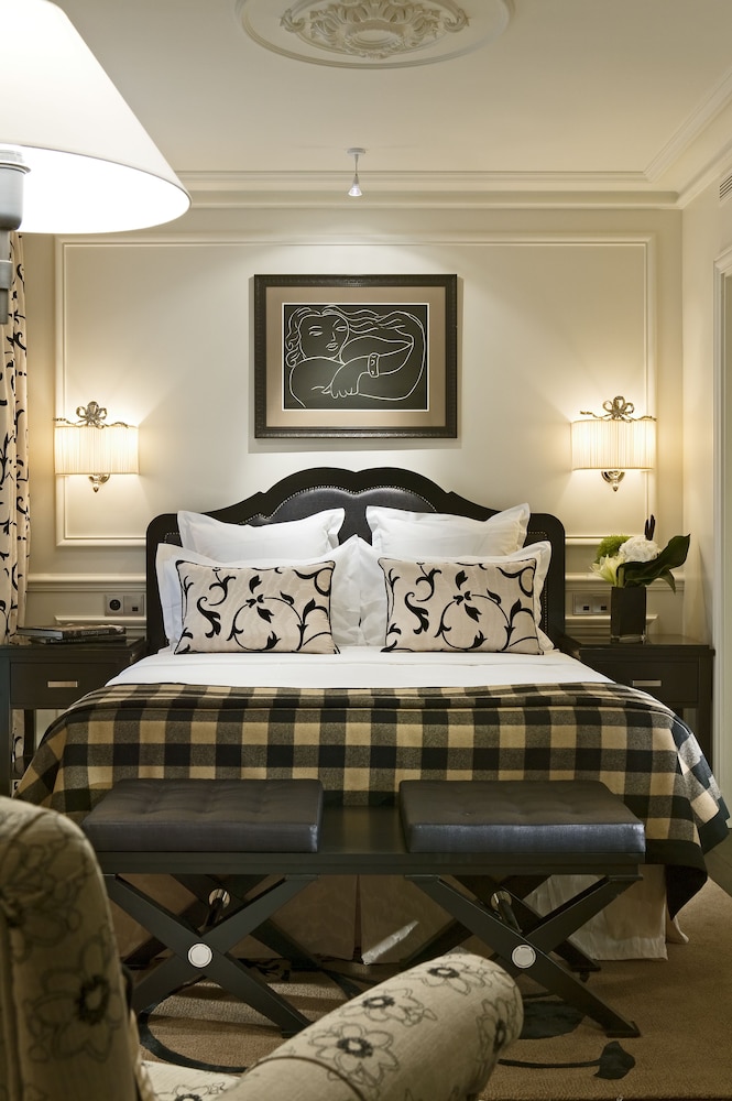 Deluxe Suite with Terrace and Eiffel Tower view (King bed 180cm and sofa bed)