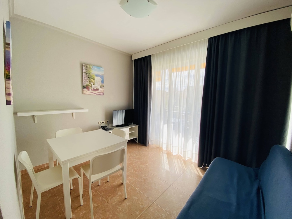 Family Apartment, 2 Bedrooms, Partial Ocean View (no elevator - 3 people)