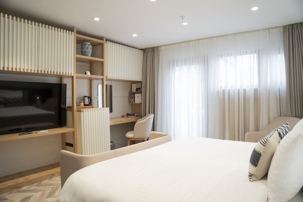 Terrace Deluxe Room, King photo 3