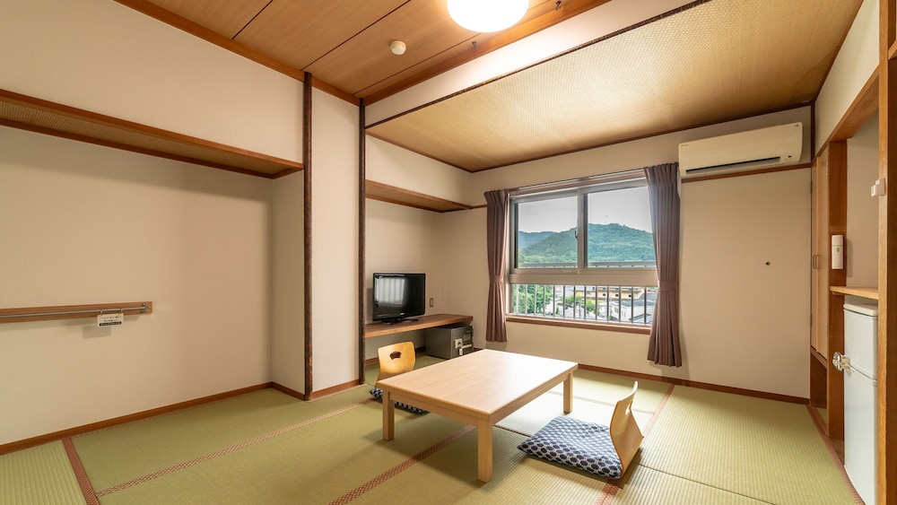 Standard Japanese-Style-Room with 8 Tatami mats - Shared Bathroom - Non-Smoking