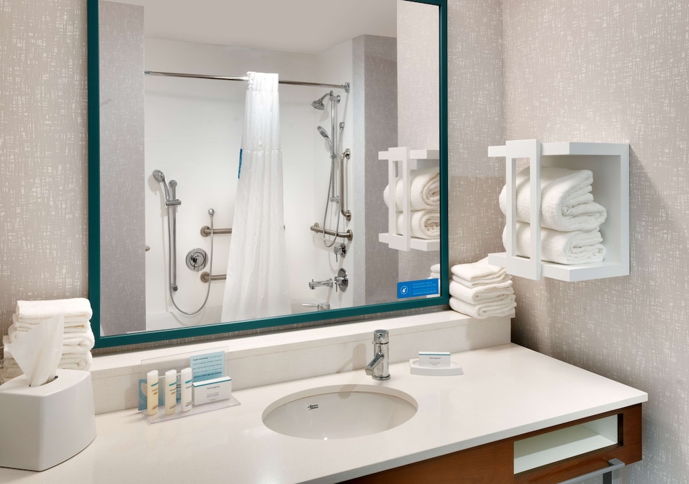 Room, 2 Queen Beds, Accessible, Bathtub - Photo 5