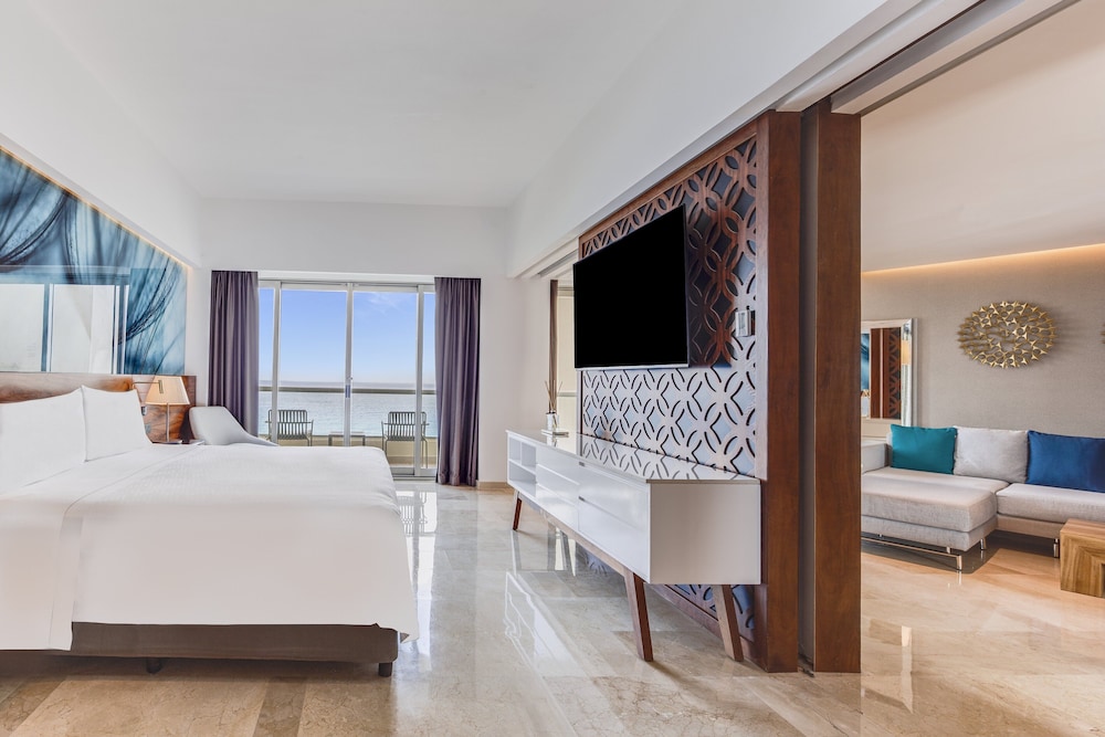 Suite, 1 King Bed, Jetted Tub, Oceanfront (aqua)