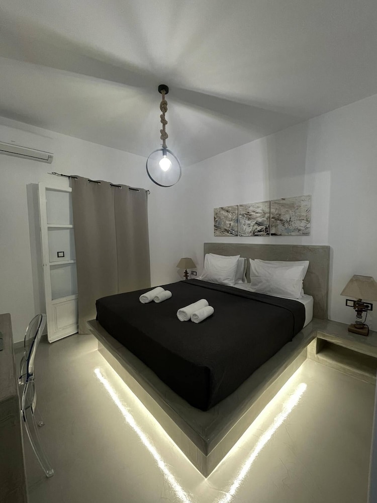 Superior Double Room, 1 King Bed, Pool View photo 2