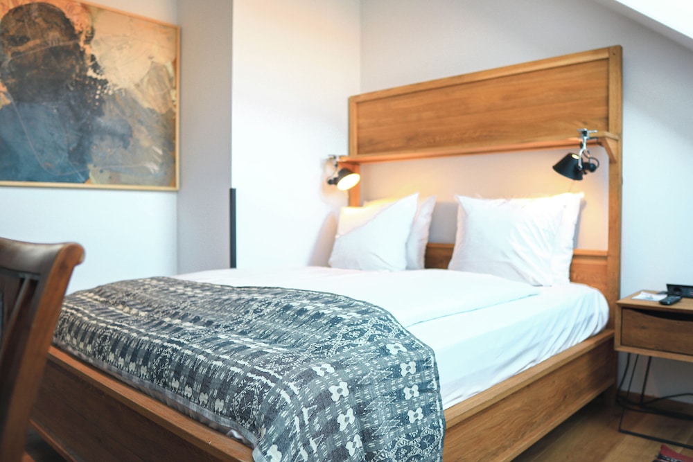 Economy Double Room, 1 Queen Bed, Non Smoking, Housekeeping