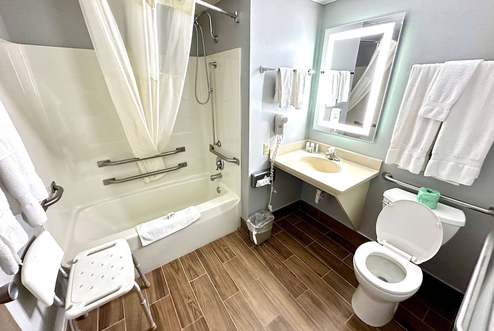 Room, 2 Queen Beds (Mobility, Bathtub W/grab Bars) - Photo 3