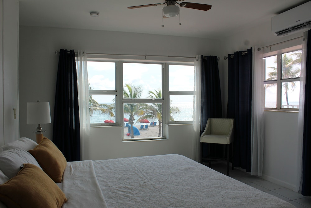 Deluxe Room, 1 King Bed, Kitchenette, Oceanfront