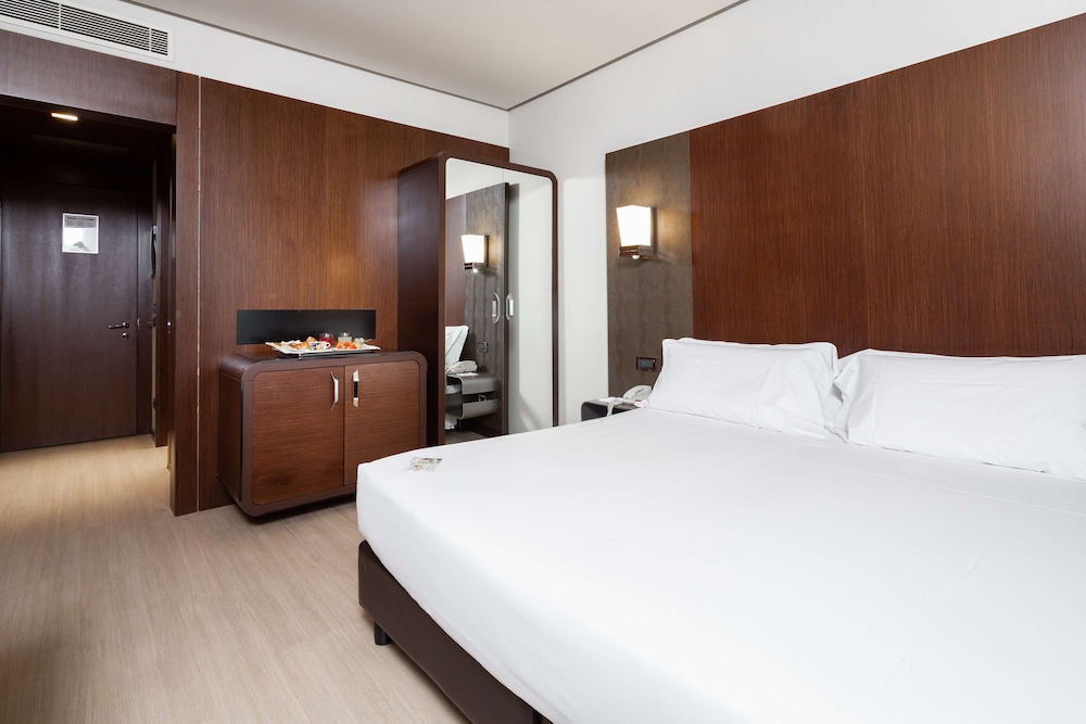 Standard Room, 1 King Bed - Photo 8