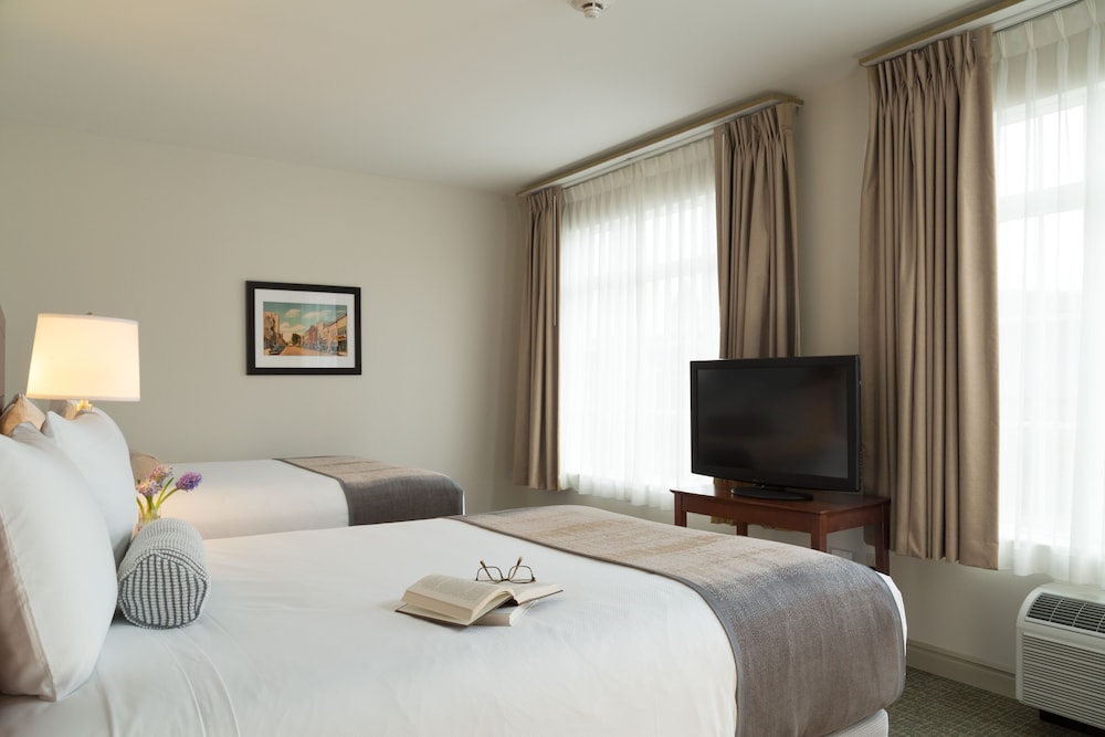 Suite, 2 Queen Beds photo 2