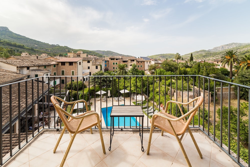 Suite, 1 King Bed, Pool View (Top Floor)