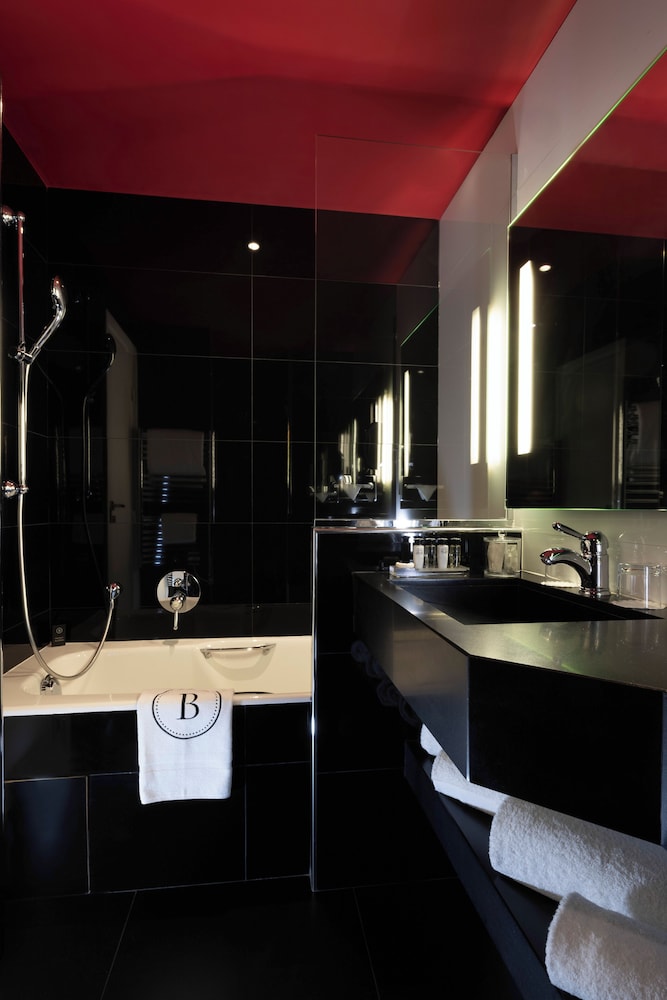 Le Belmont Paris bathroom photo