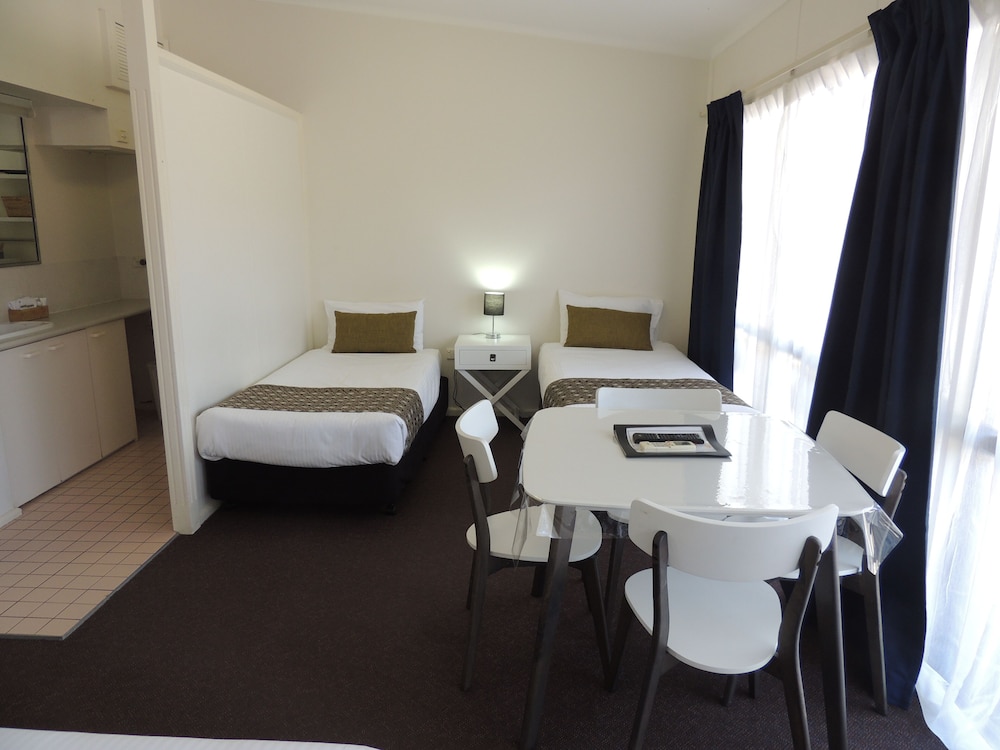 Room, Multiple Beds, Non Smoking (Efficiency) photo 2