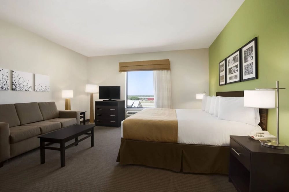 Suite, 1 King Bed with Sofa bed photo 1