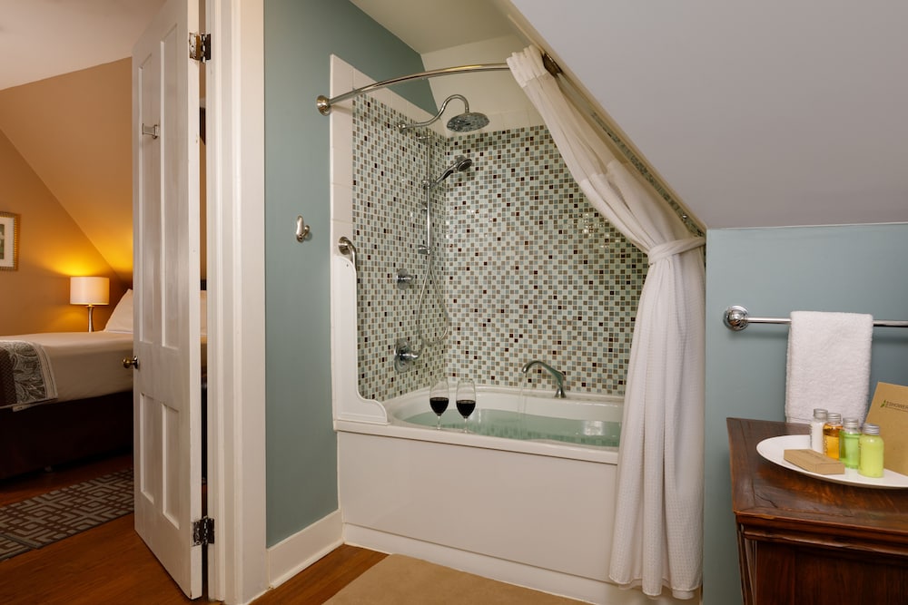 Room, 1 Queen Bed, Fireplace (10) photo 2