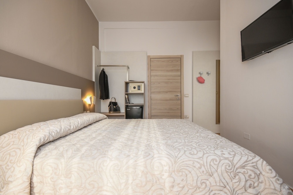 Room, 2 Double Beds - Photo 7