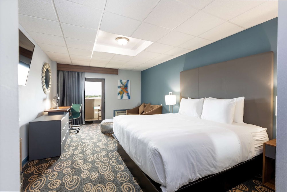 Room, 1 King Bed, Non Smoking - Photo 4