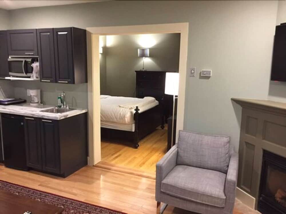 Studio - 1 Bed Room with 1 Queen Bed photo 2