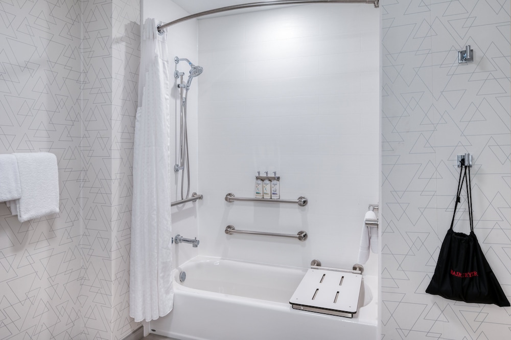 Suite, 1 King Bed, Accessible (Accessible Tub) - Photo 3