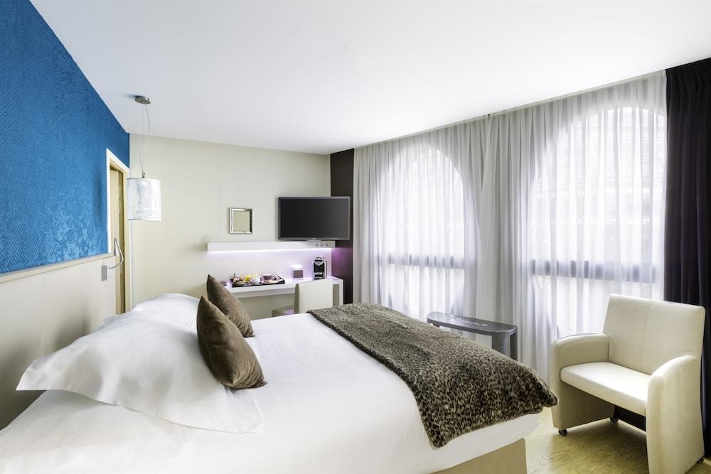 Deluxe Room, 1 Queen Bed, Non Smoking photo 3