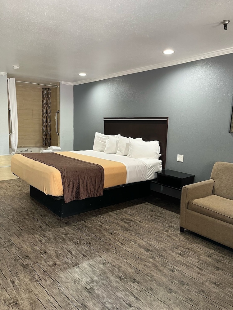 Economy Room, 1 King Bed, Non Smoking, Jetted Tub photo 1