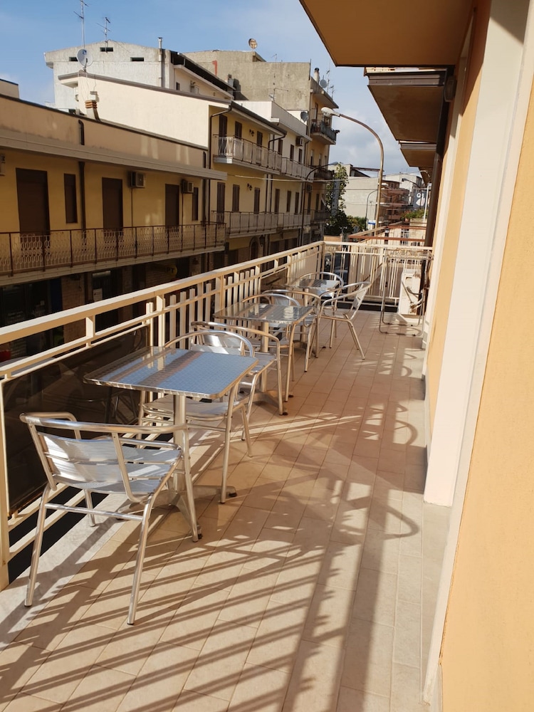 Deluxe Triple Room, Multiple Beds, Ensuite photo 3
