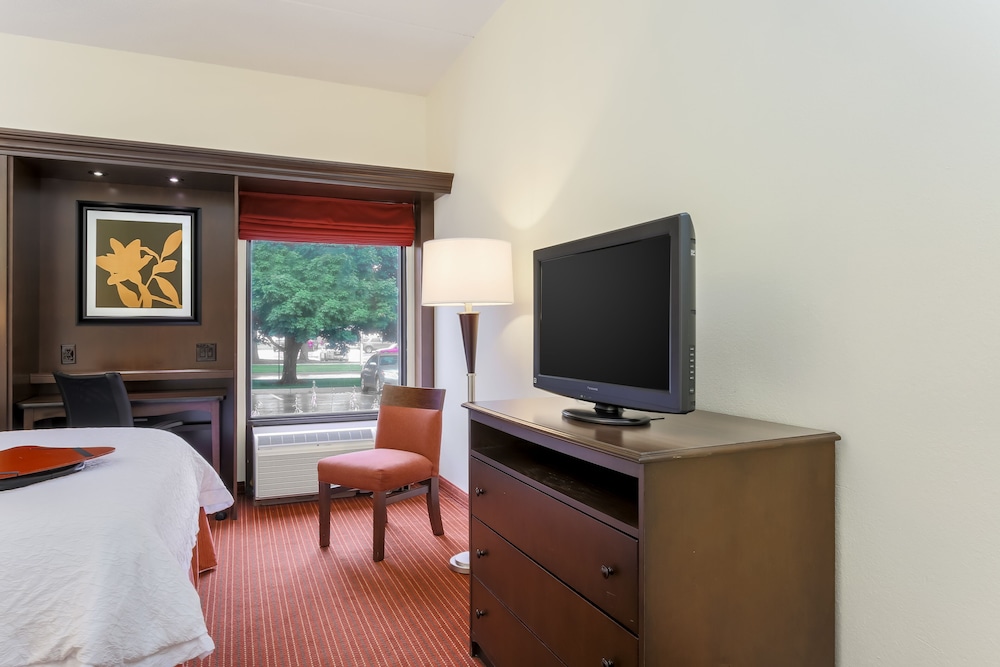 Room, 1 Queen Bed, Accessible, Bathtub (Mobility & Hearing) - Photo 2