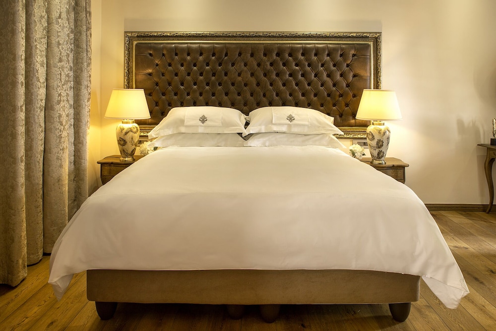 Superior Room (Merlot)