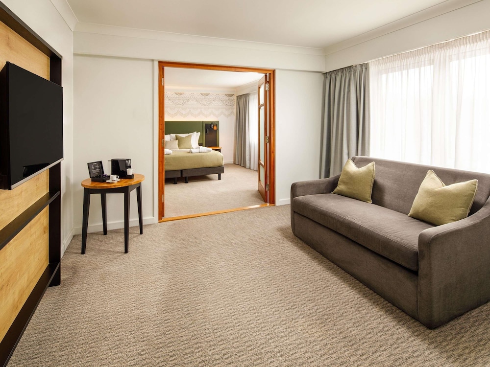 Suite, 1 King Bed - Photo 3