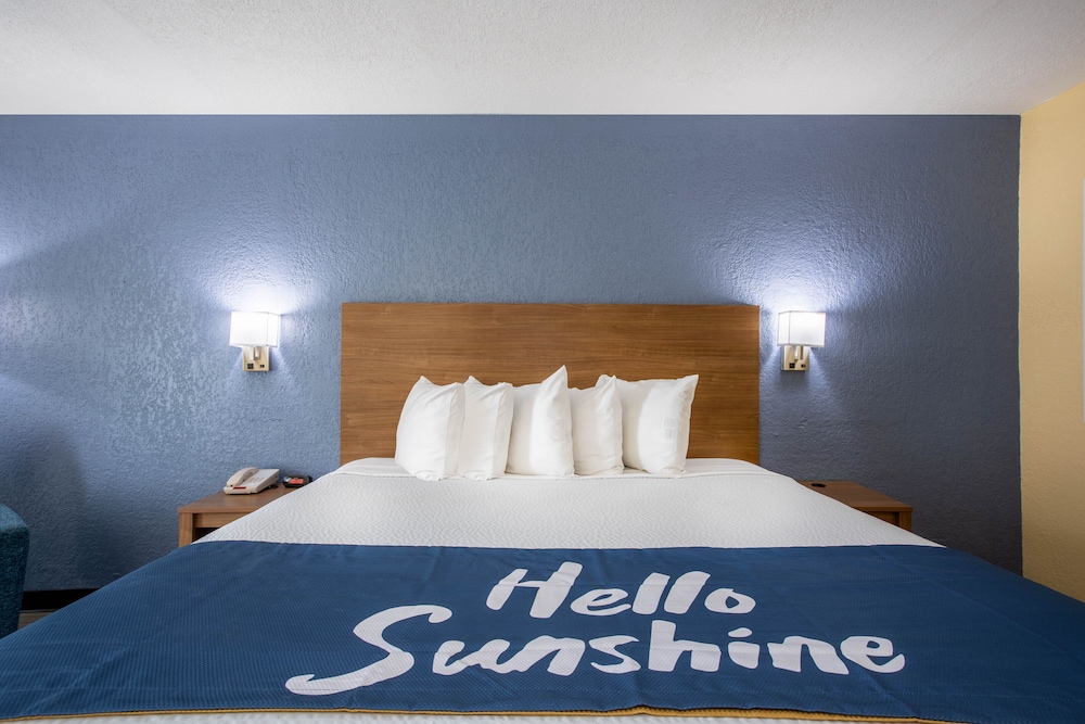 Basic Room, 1 King Bed, Non Smoking - Photo 10