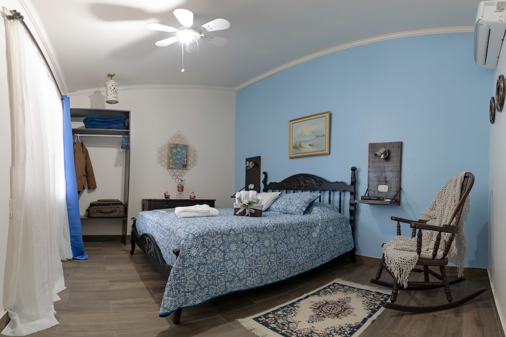 Deluxe Room, 1 Queen Bed, Non Smoking