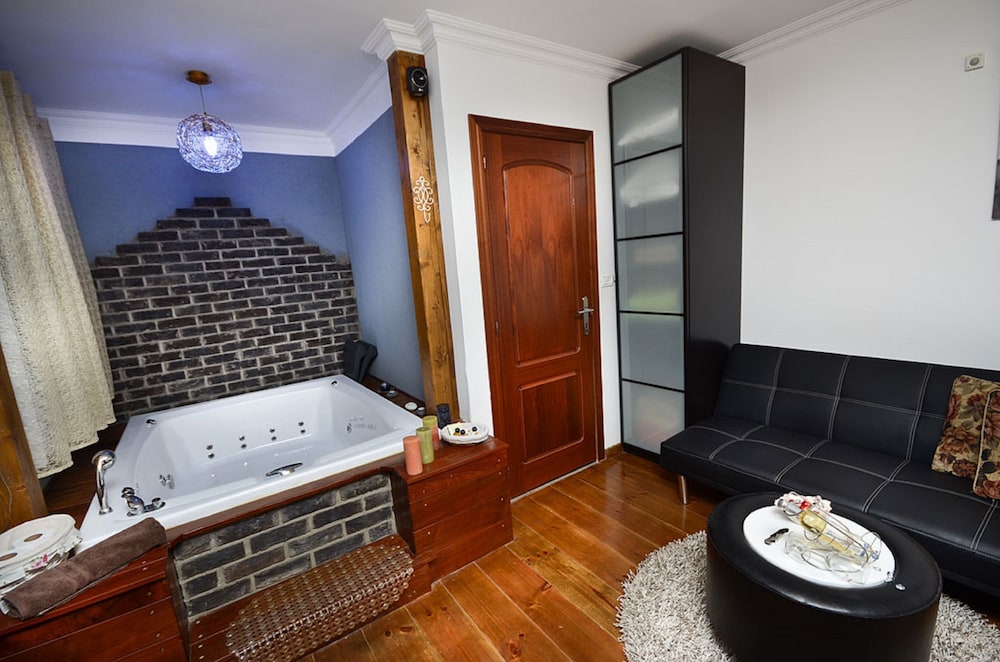 Classic Suite, 1 Queen Bed with Sofa bed, Non Smoking photo 3