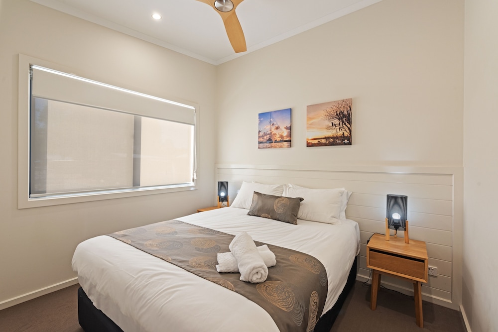 Deluxe 2 Bedroom Riverfront Cabin - S6