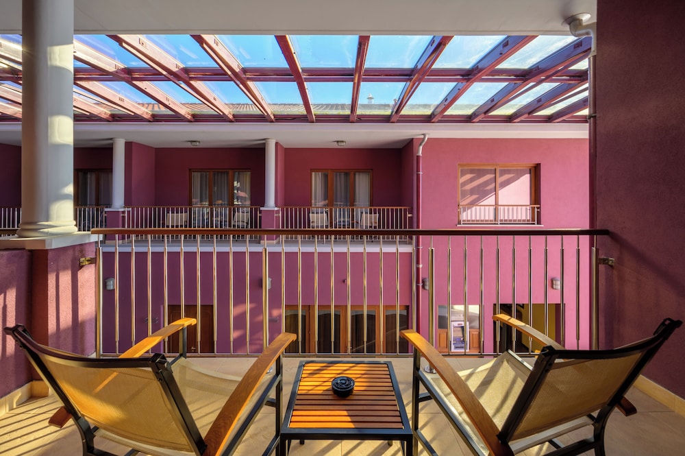 Standard Double Room, 1 King Bed, Balcony, Courtyard View