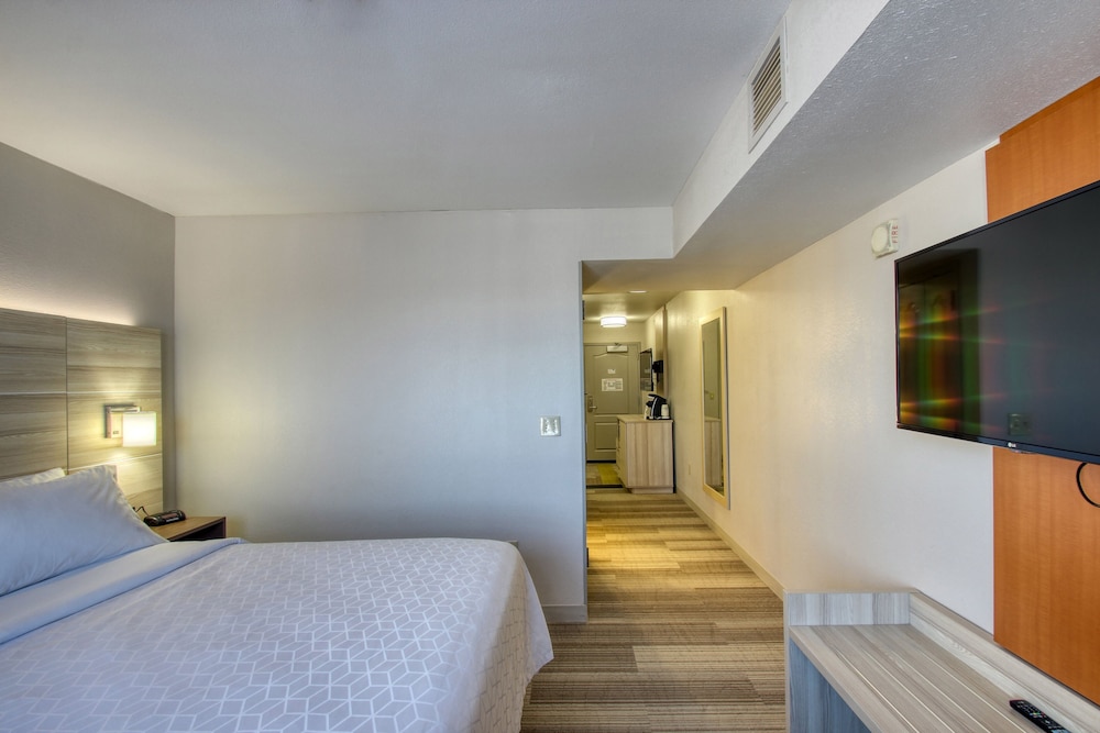 Suite, 1 King Bed with Sofa bed (Additional Living Area) - Photo 4