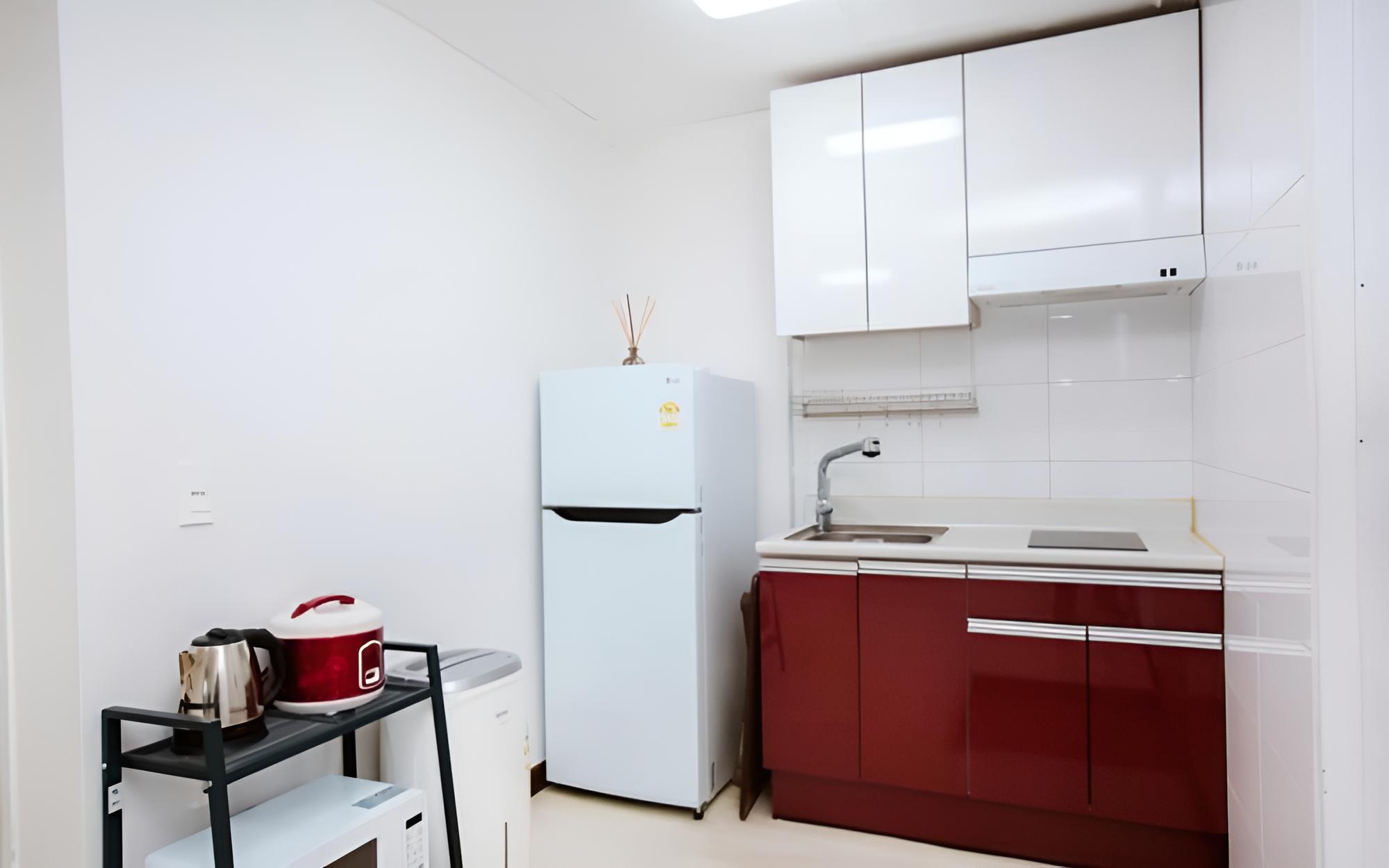 Room (Sky B-dong Room 102)