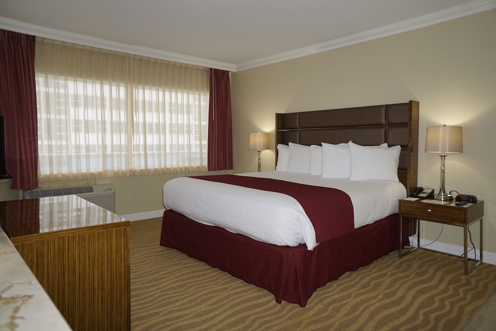 Suite, 1 Bedroom, Oceanfront, 1 King Bed - Photo 6