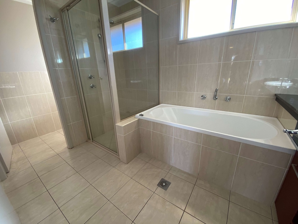 Deluxe Room, Multiple Beds, Non Smoking, Microwave (with Sofabed) - Photo 5