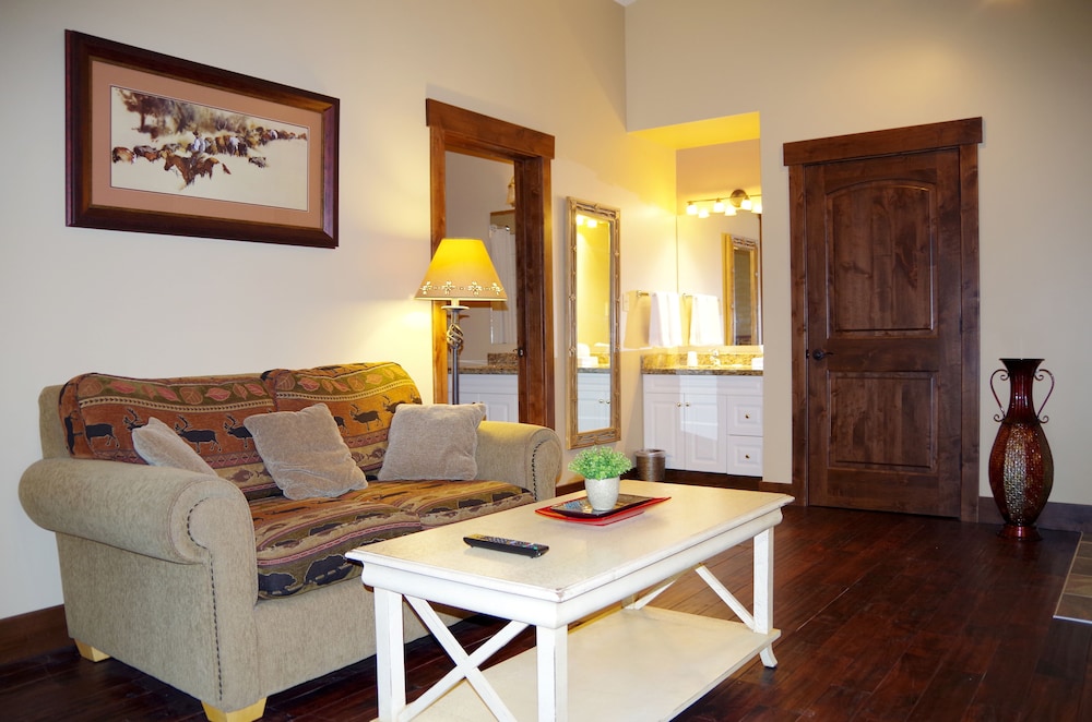 Honeymoon Suite, 1 King Bed, Jetted Tub photo 1