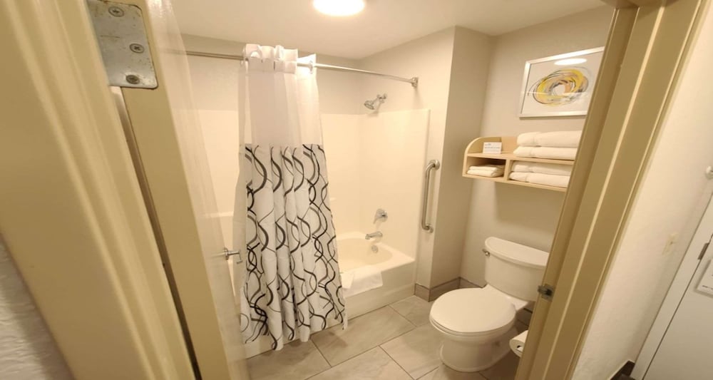 Standard Room, 1 King Bed, Accessible, Jetted Tub photo 3