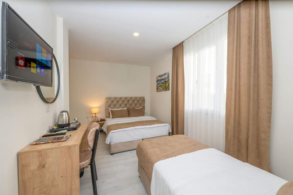 Deluxe Triple Room photo 2