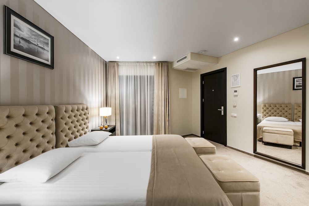 Standard Double Room (Atrium View) - Photo 3